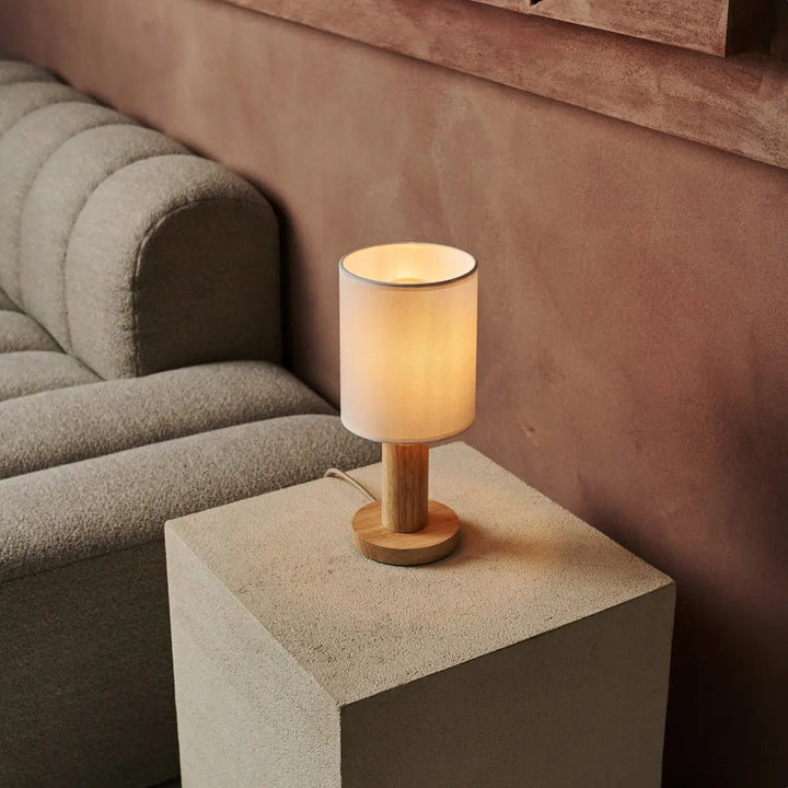 Boris lichtbruine lamp met 2 meter koord - stof schaduwlamp en houten basis