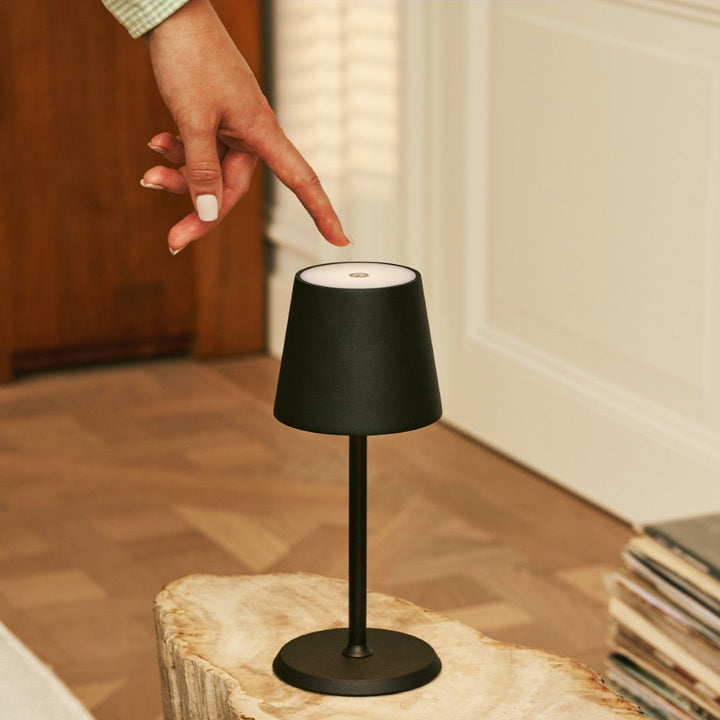 James Black oplaadbare ijzeren tafellamp – draadloos, dimbaar en elegant