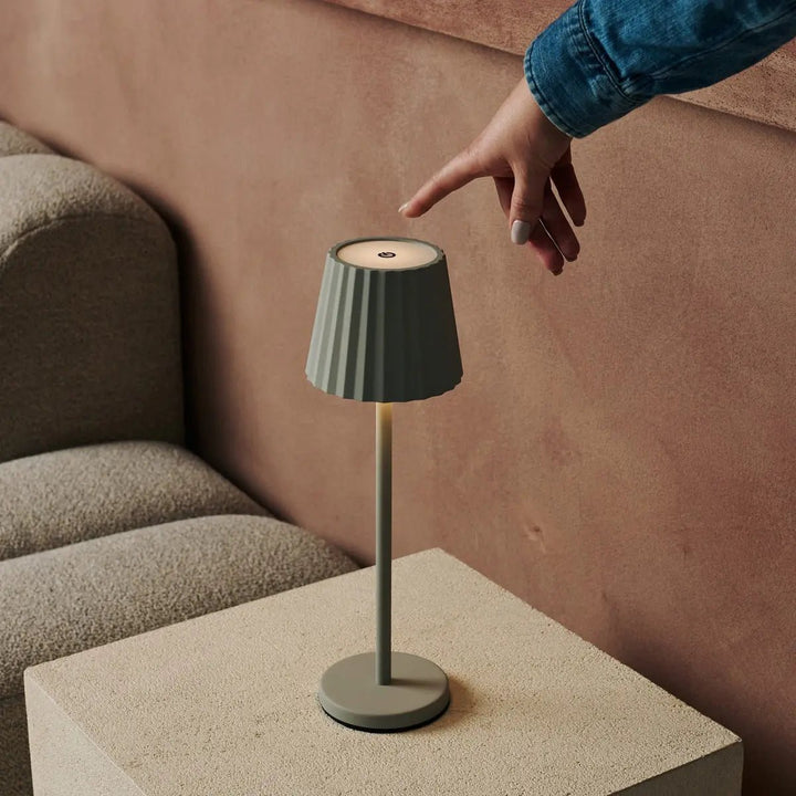 Maya Schadow Grijs geribbelde tafellamp gemaakt van ijzer - dimbare lamp en 3 lichtmodi, oplaadbaar via draadloos laadstation