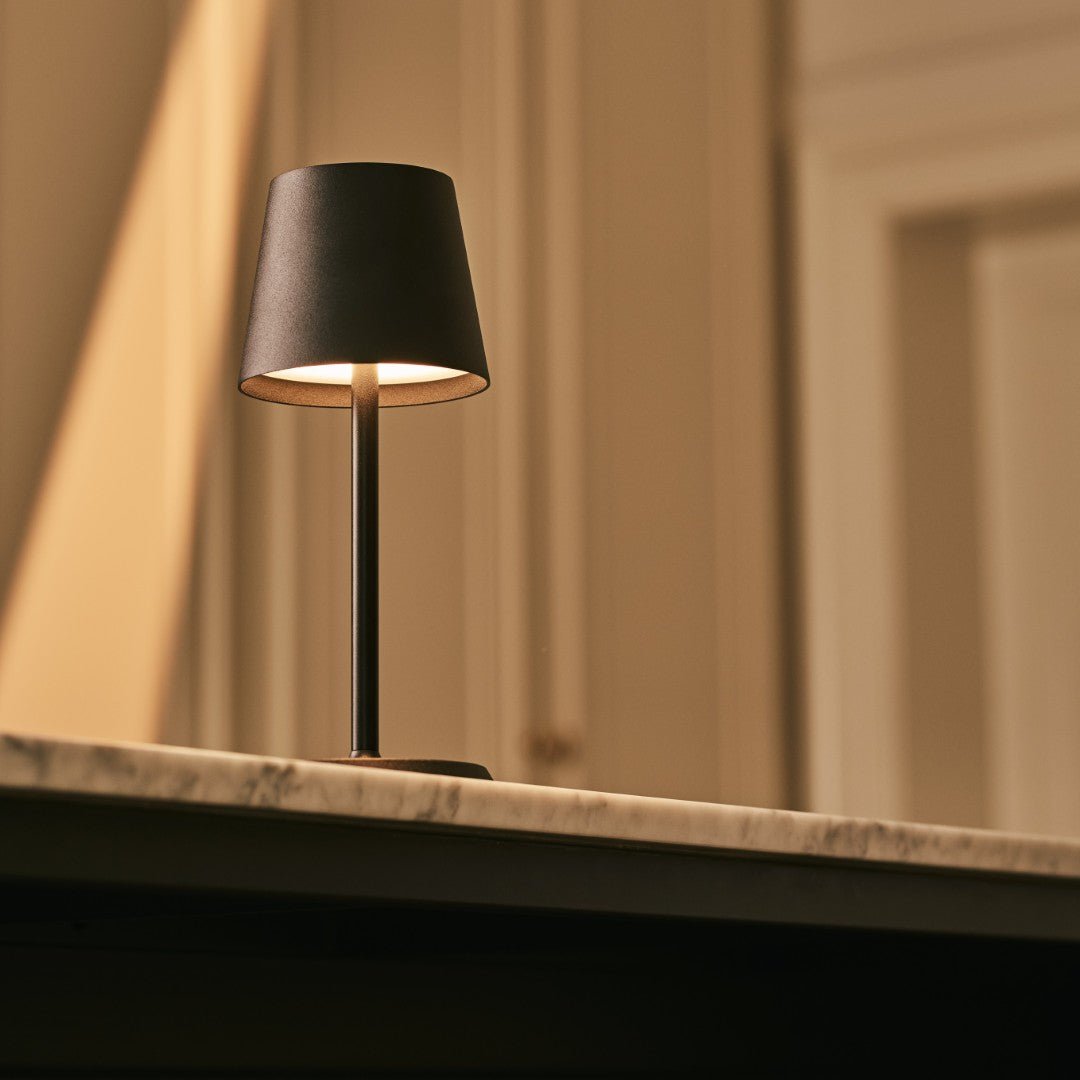 James Black oplaadbare ijzeren tafellamp – draadloos, dimbaar en elegant