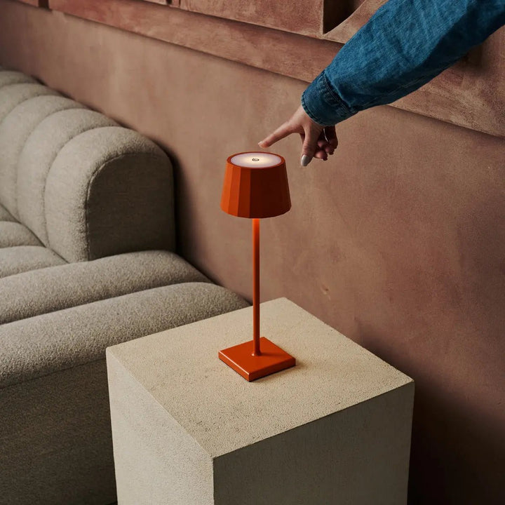 Combi Set Professional-8 x Wouter Blossom Orange Oplaadbare tafellampen & 1 x Central Station draadloos oplaadstation met Qi-Technology-Perfect voor restaurants, gastvrijheid en hotels
