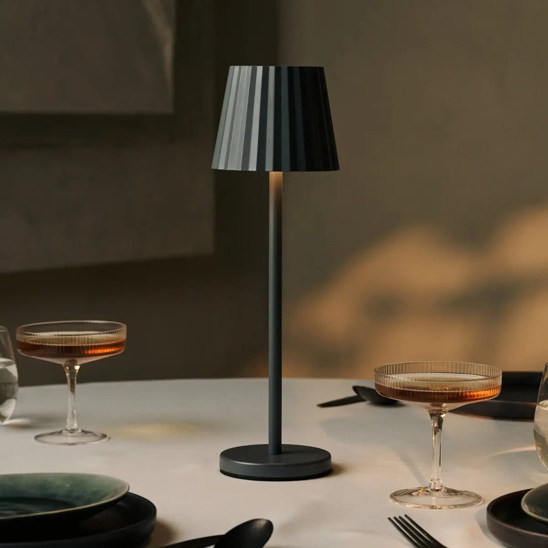 Combi Set Professional-4 X Maya Stone Gray Oplaadbare tafellampen en 1 x Amstel Wireless Laying Station met Qi-Technology-Perfect voor restaurants, gastvrijheid en hotels