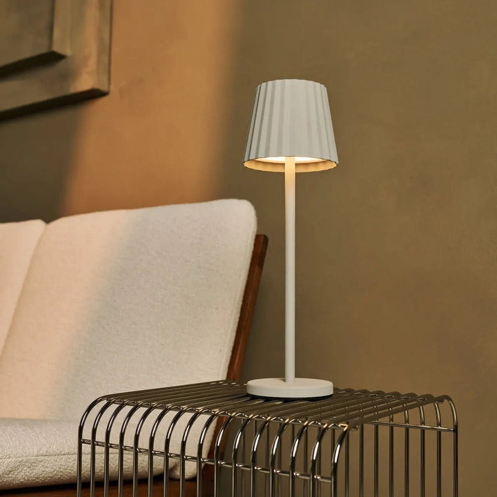 Combi Set Professional-8 X Maya Shadow Gray Oplaadbare tafellampen en 1 x Central Station Wireless Lay Station met Qi-Technology-Perfect voor restaurants, gastvrijheid en hotels