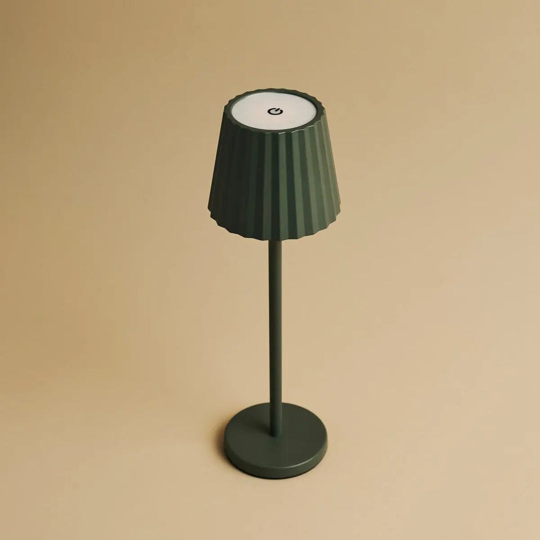 Maya olijfgroen geribbelde tafellamp gemaakt van ijzer - dimbare lamp en 3 lichtmodi, oplaadbaar via draadloos laadstation