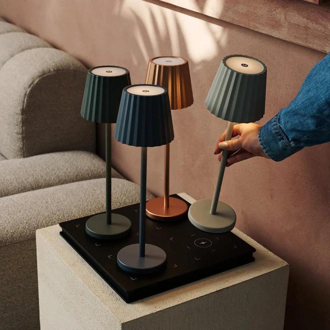 Maya Schadow Grijs geribbelde tafellamp gemaakt van ijzer - dimbare lamp en 3 lichtmodi, oplaadbaar via draadloos laadstation