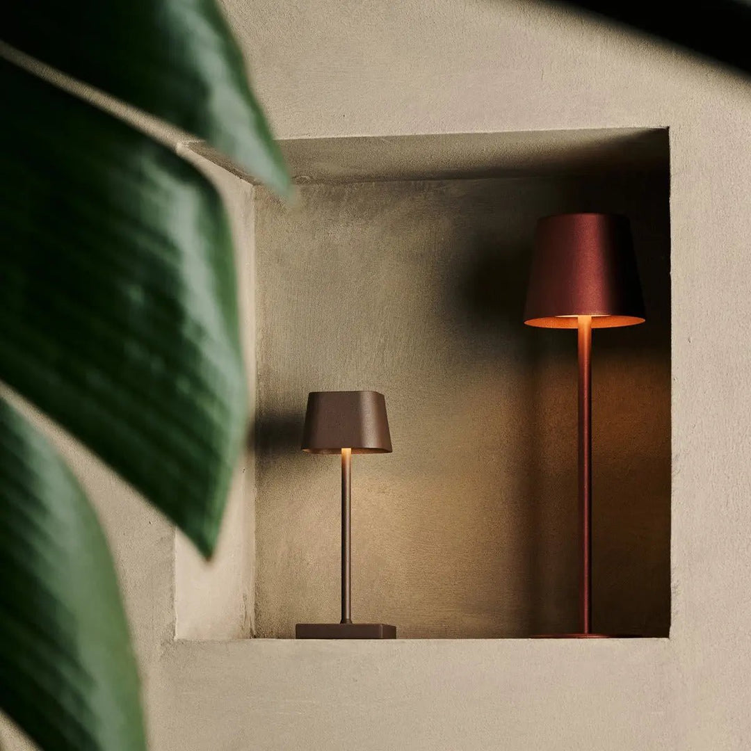 Sarphati Mini Mocha Brown Draadloze tafellamp Perfect voor gastvrijheidsindustrie - Draadloos oplaadbaar via laadstation, dimbare lamp en 3 lichtmodi