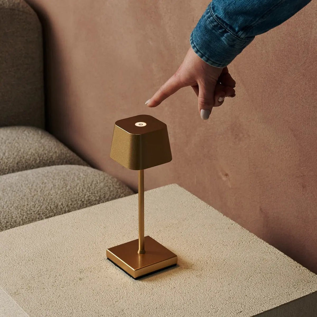 Sarphati Mini Gold draadloze tafellamp perfect voor horeca -industrie - draadloos oplaadbaar via laadstation, dimbare lamp en 3 lichtmodi
