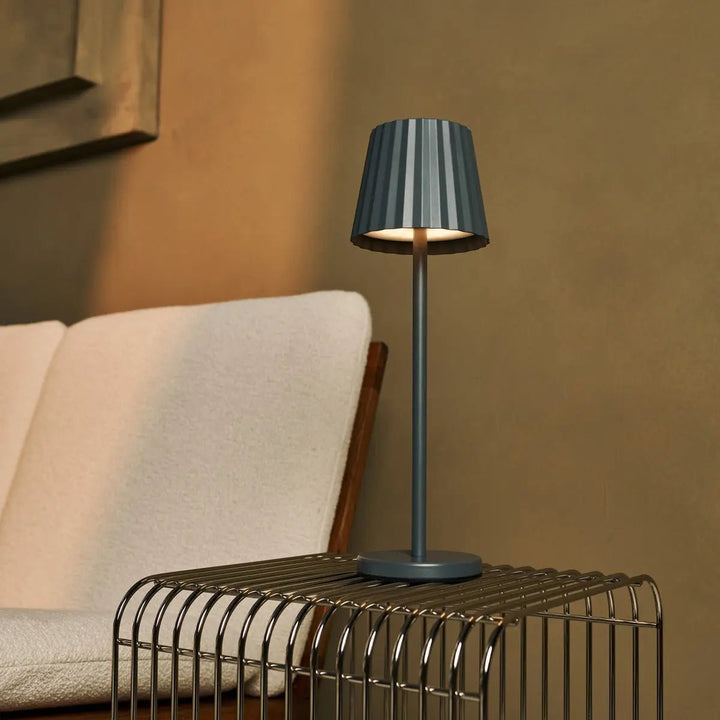 Combi Set Professional-8 X Maya Stone Gray Oplaadbare tafellampen en 1 x Central Station Draadloos laadstation met Qi-Technology-Perfect voor restaurants, gastvrijheid en hotels