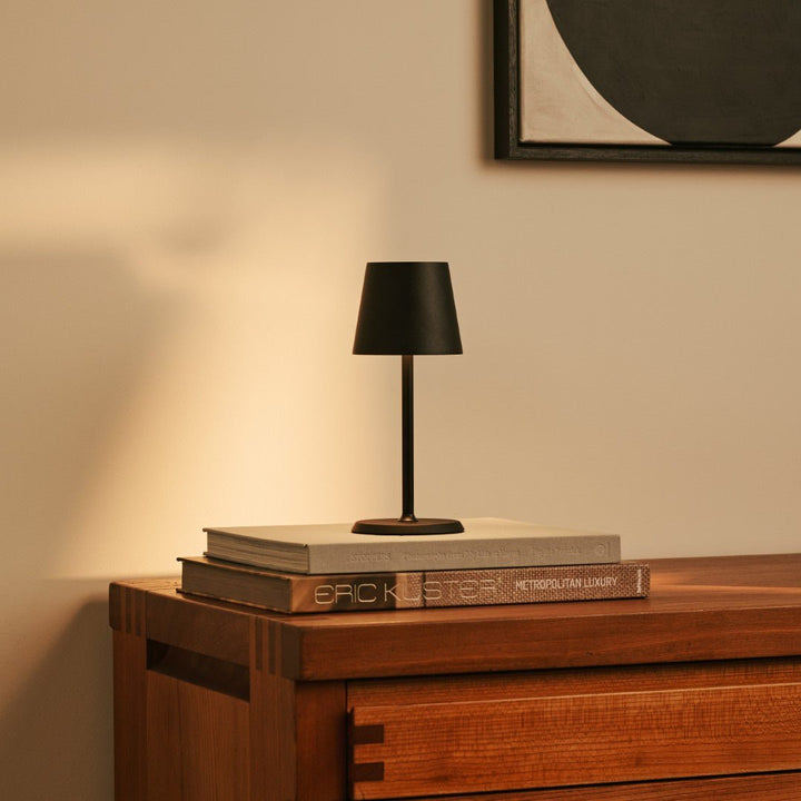 James Black oplaadbare ijzeren tafellamp – draadloos, dimbaar en elegant