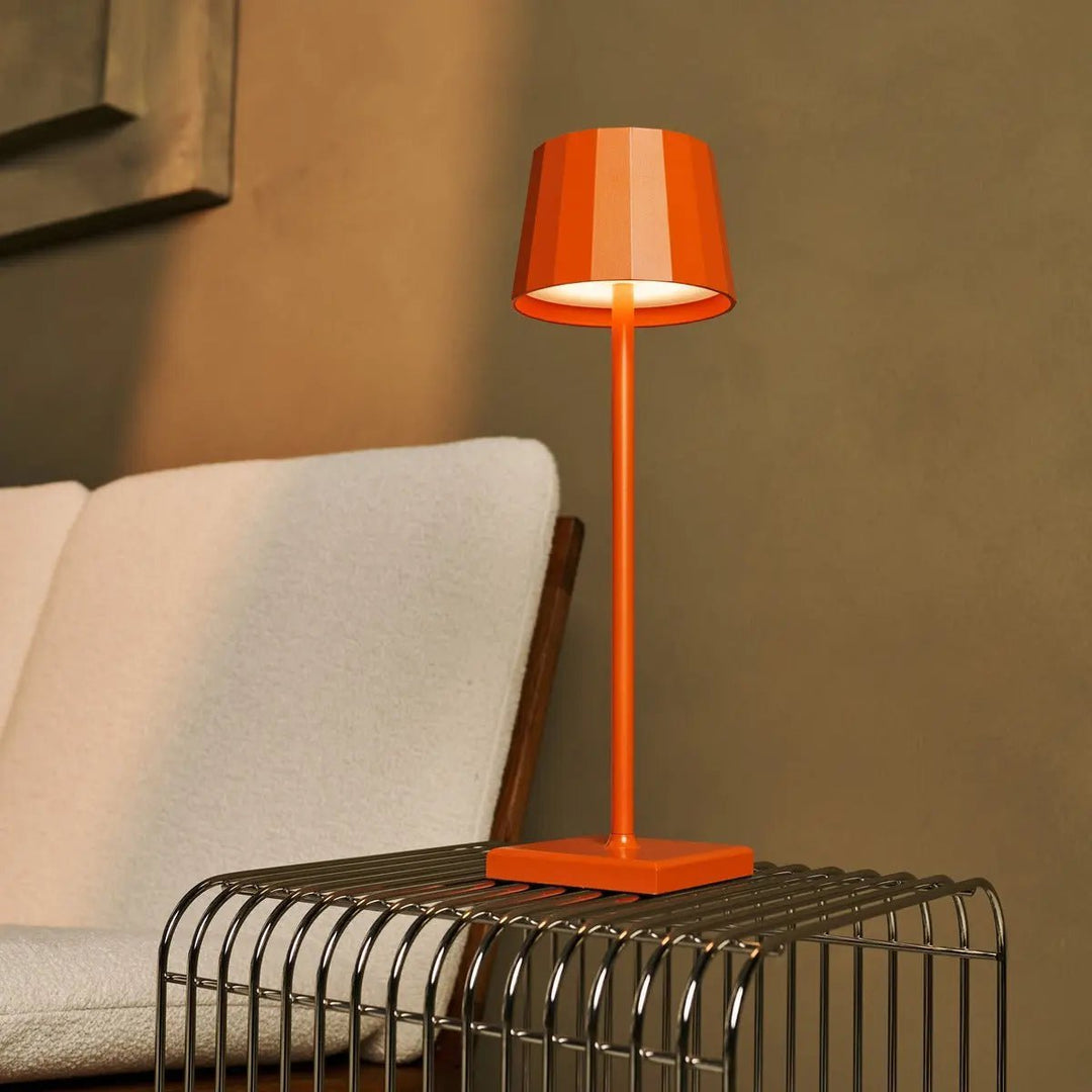 Combi Set Professional-8 x Wouter Blossom Orange Oplaadbare tafellampen & 1 x Central Station draadloos oplaadstation met Qi-Technology-Perfect voor restaurants, gastvrijheid en hotels