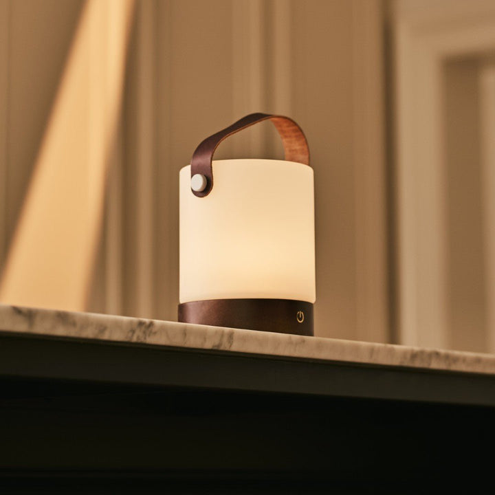 Avery donkerbruine oplaadbare houten tafellamp – draadloos en dimbaar met leren band