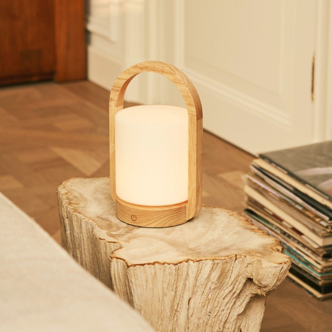 George lichtbruine houten oplaadbare lamp gecombineerd met matglas en een handvat