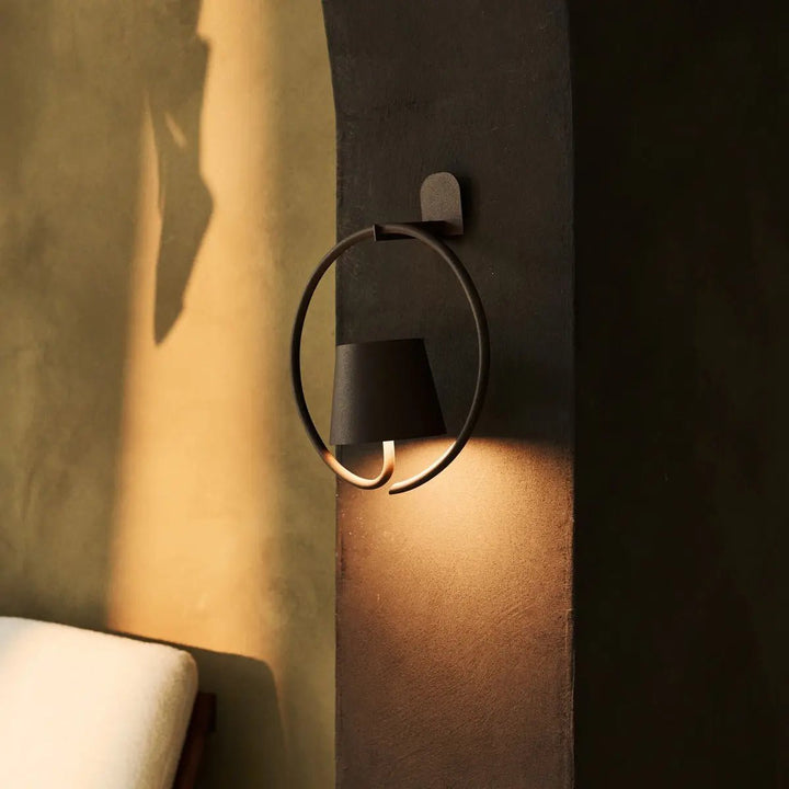 Cielo donkerbruine oplaadbare metalen wandlamp – draadloos, dimbaar en stijlvol