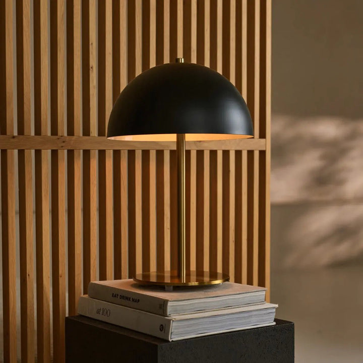 Lola goud-zwarte tafellamp – elegant metalen ontwerp met aan/uit-schakelaar