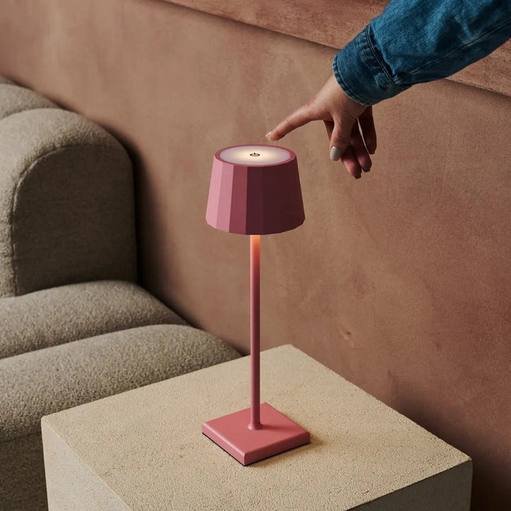 Combi Set Professional-8 x Wouter Flamingo Roze oplaadbare tafellampen & 1 x Central Station draadloos laadstation met Qi-Technology-Perfect voor restaurants, gastvrijheid en hotels
