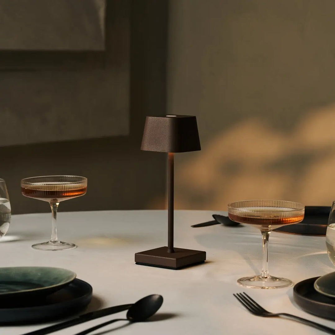 Combi Set Professional-4 X Sarphati Mini Mocha Brown oplaadbare tafellampen & 1 x Amstel Wireless Laying Station met Qi-Technology-Perfect voor restaurants, gastvrijheid en hotels