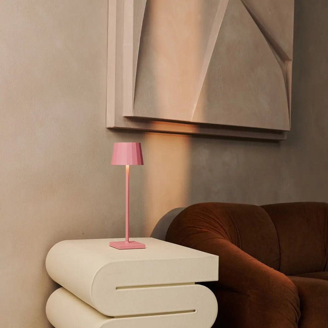 Combi Set Professional-8 x Wouter Flamingo Roze oplaadbare tafellampen & 1 x Central Station draadloos laadstation met Qi-Technology-Perfect voor restaurants, gastvrijheid en hotels