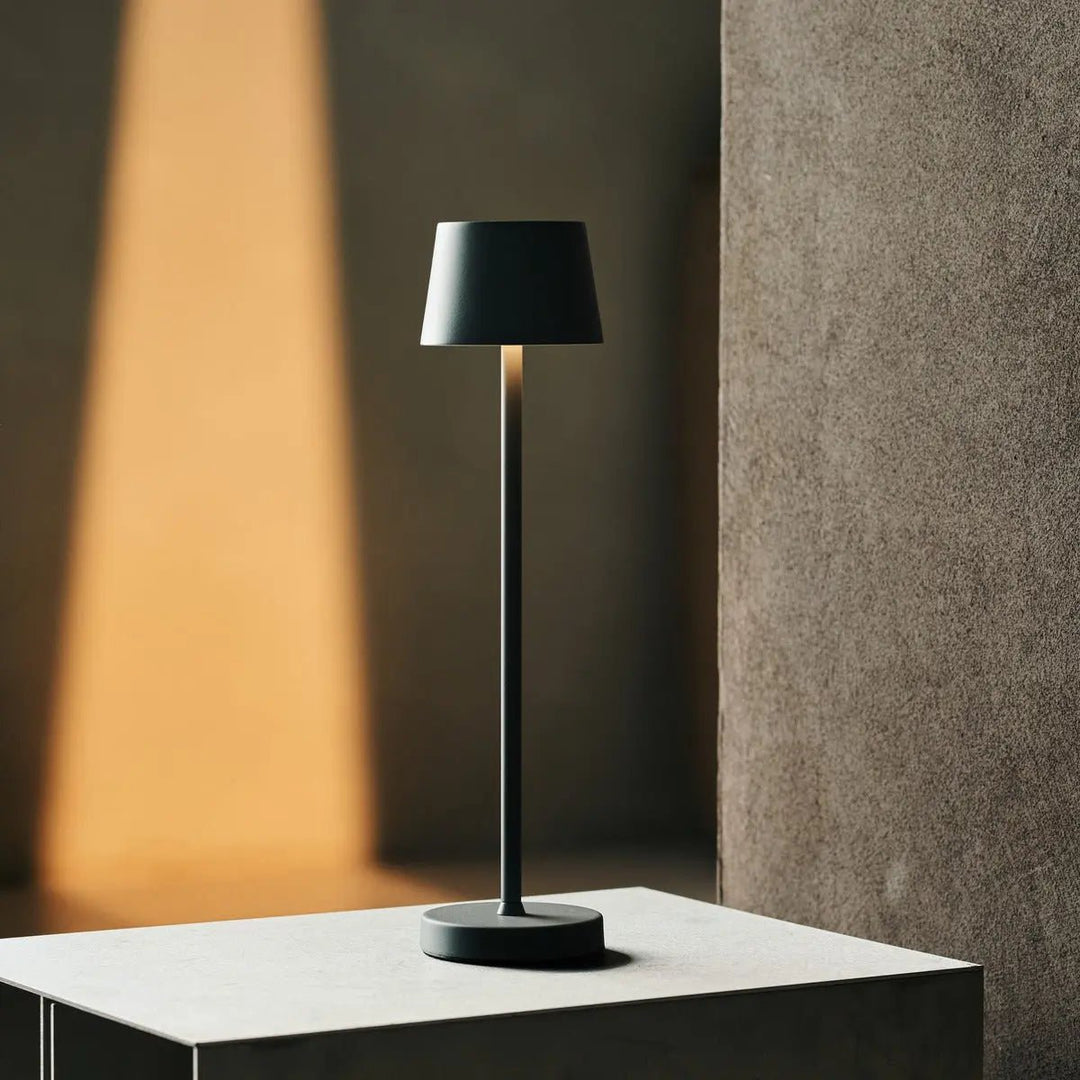 Combi Set Professional – 4 x Vondel Mini Stone Grey Rechargeable Table Lamps & 1 x Amstel Wireless Charging Station with Q1-Technology – Perfect for Restaurants, Hospitality & Hotels