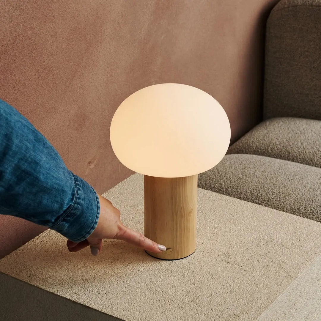 Sam lichtbruine houten tafellamp met glas en oplaadbare batterij | Dimbare en veelzijdige verlichting