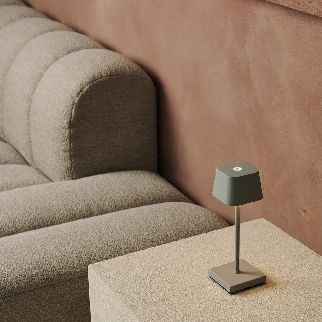 Sarphati Mini Shadow Gray Dordeloze tafellamp perfect voor de horeca -industrie - draadloos oplaadbaar via laadstation, dimbare lamp en 3 lichtmodi