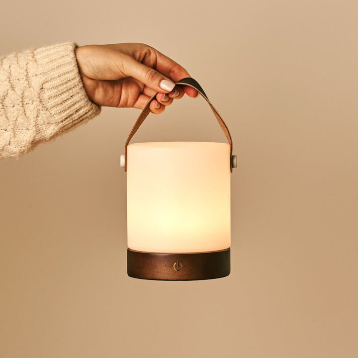 Avery donkerbruine oplaadbare houten tafellamp – draadloos en dimbaar met leren band