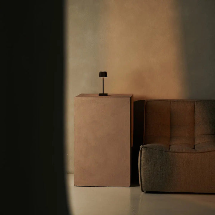 Sarphati Mini Mocha Brown Draadloze tafellamp Perfect voor gastvrijheidsindustrie - Draadloos oplaadbaar via laadstation, dimbare lamp en 3 lichtmodi