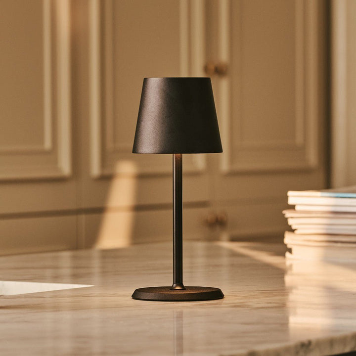 James Black oplaadbare ijzeren tafellamp – draadloos, dimbaar en elegant