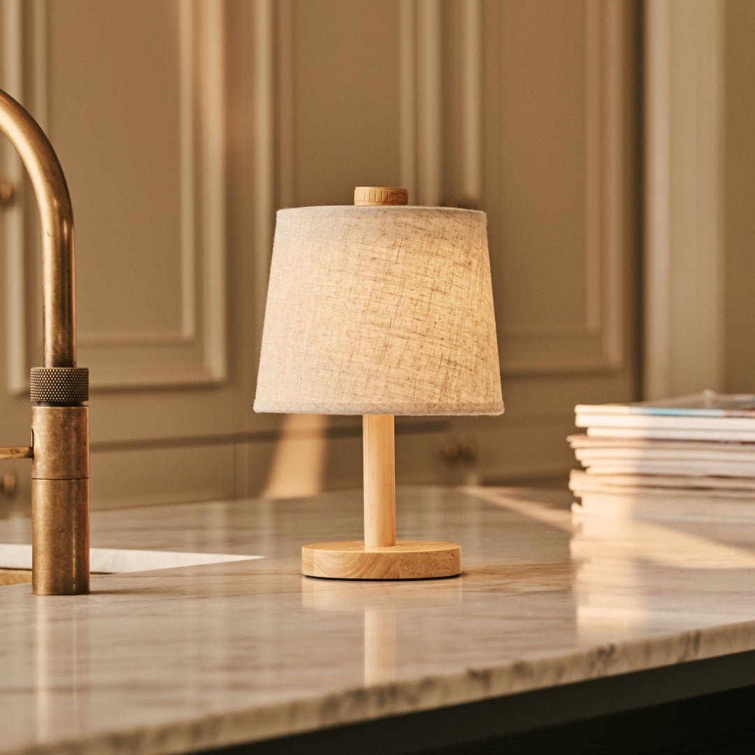 Rover Lichtbruine Houten Oplaadbare Lamp | Snoerloos, dimbaar met stoffen kap