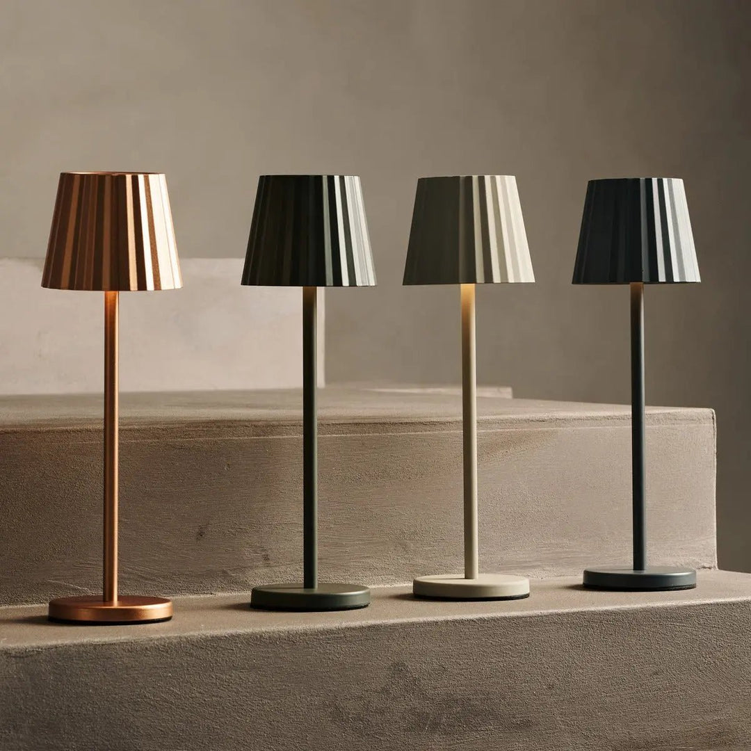 Combi Set Professional-8 X Maya Stone Gray Oplaadbare tafellampen en 1 x Central Station Draadloos laadstation met Qi-Technology-Perfect voor restaurants, gastvrijheid en hotels