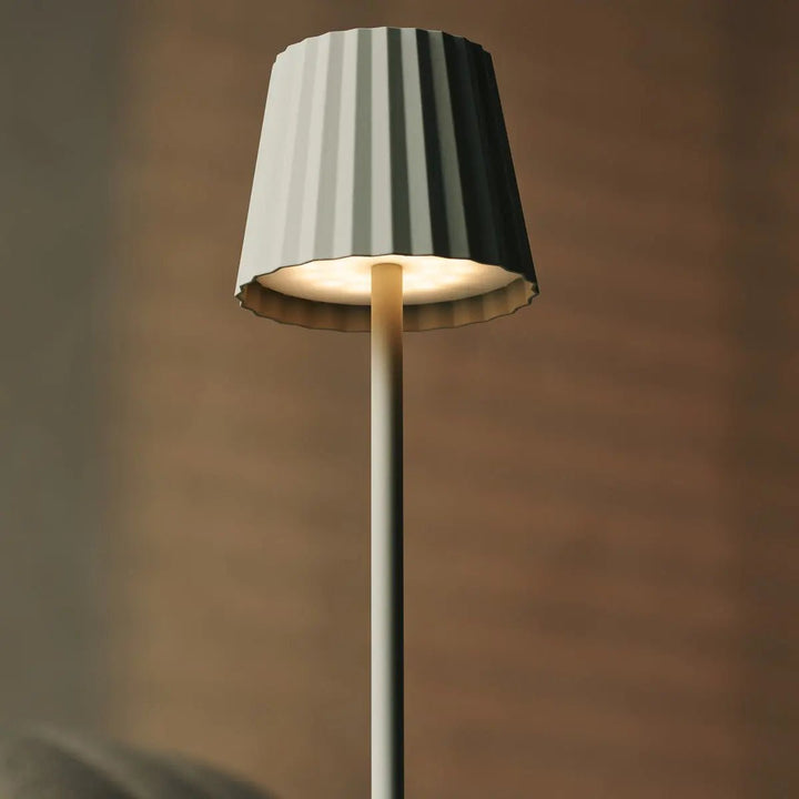 Combi Set Professional-4 X Maya Shadow Gray Oplaadbare tafellampen en 1 x Amstel Wireless Laying Station met Qi-Technology-Perfect voor restaurants, gastvrijheid en hotels