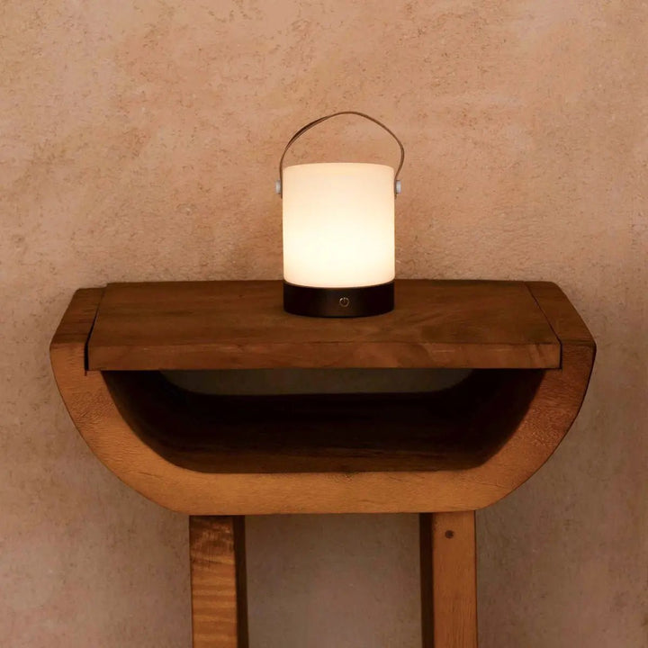 Avery donkerbruine oplaadbare houten tafellamp – draadloos en dimbaar met leren band