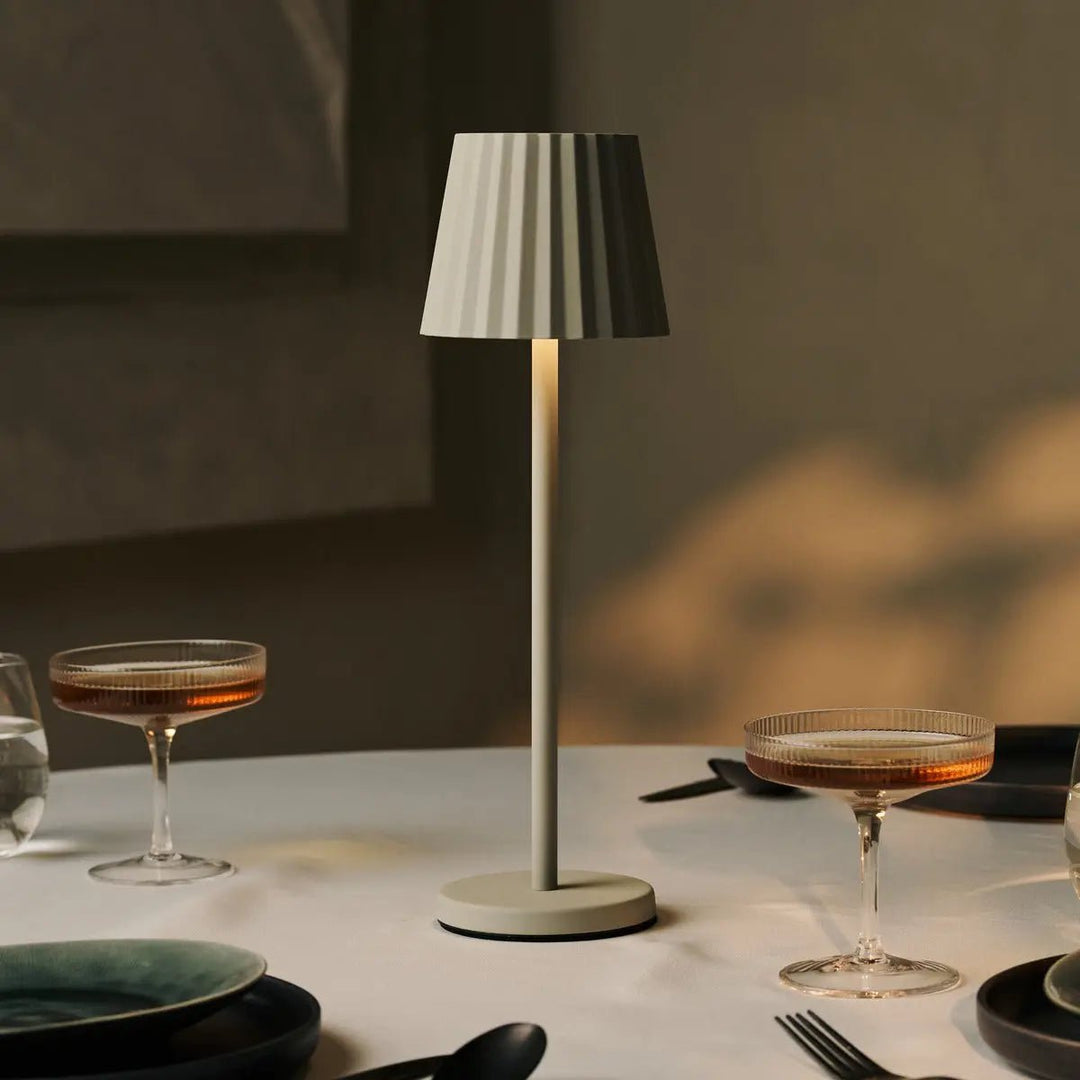 Combi Set Professional-4 X Maya Shadow Gray Oplaadbare tafellampen en 1 x Amstel Wireless Laying Station met Qi-Technology-Perfect voor restaurants, gastvrijheid en hotels