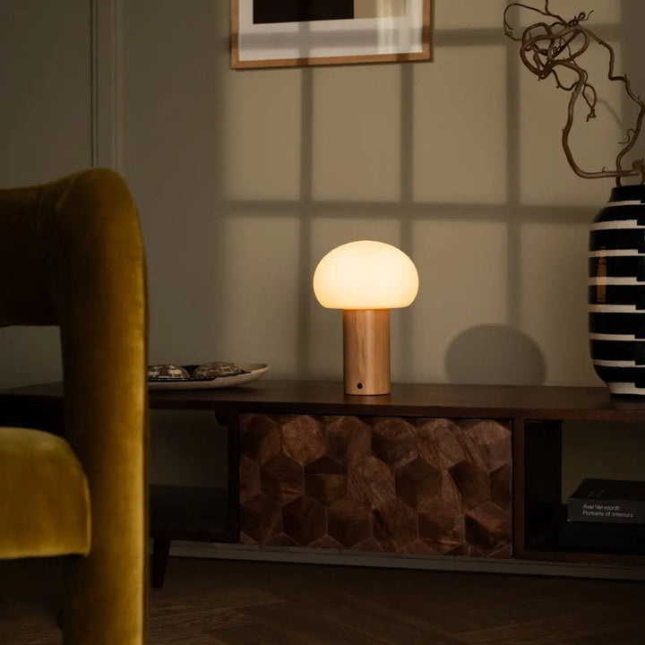 Sam lichtbruine houten tafellamp met glas en oplaadbare batterij | Dimbare en veelzijdige verlichting