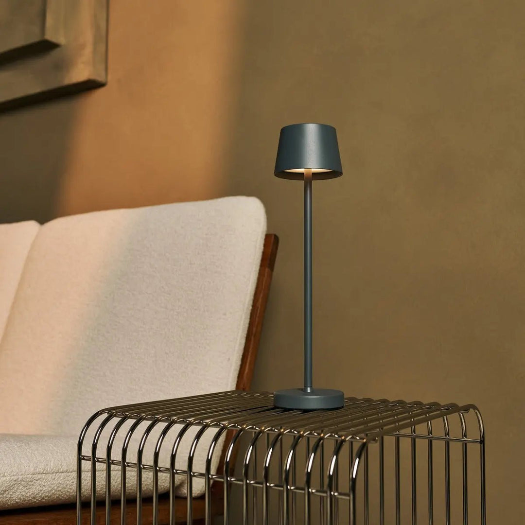Combi Set Professional – 4 x Vondel Mini Stone Grey Rechargeable Table Lamps & 1 x Amstel Wireless Charging Station with Q1-Technology – Perfect for Restaurants, Hospitality & Hotels