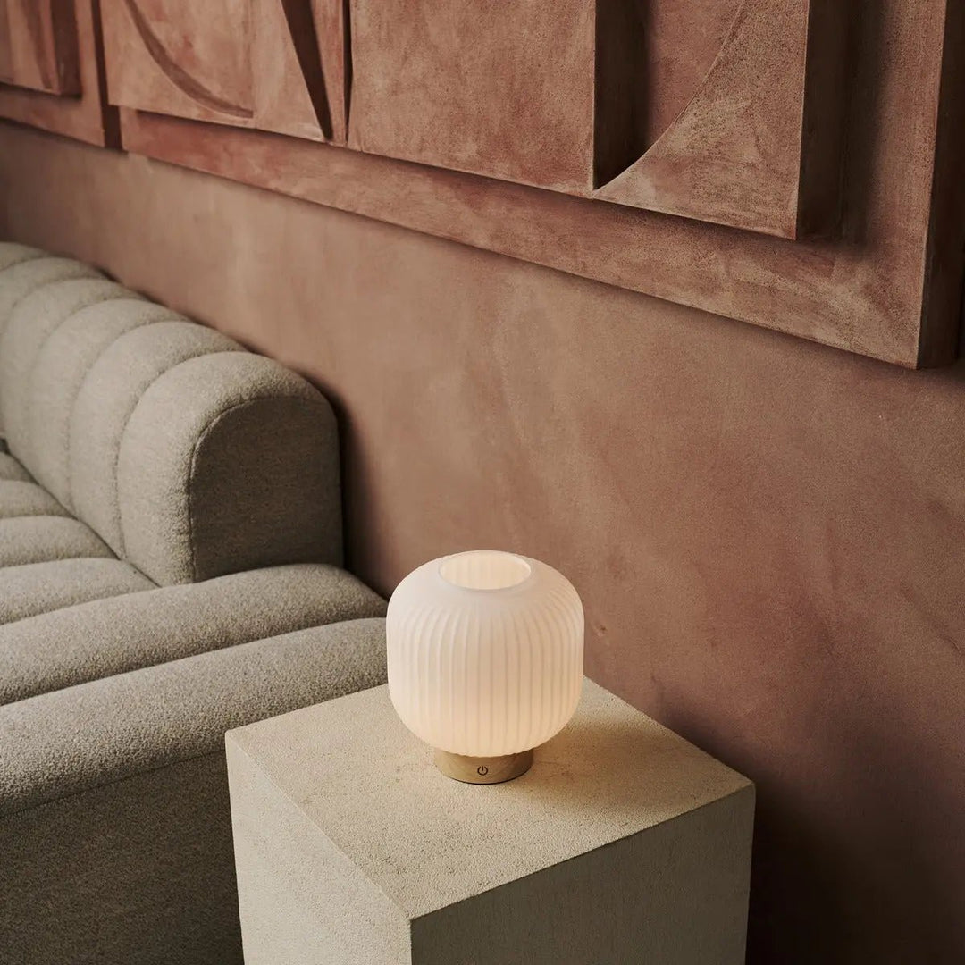 LYLA Unieke oplaadbare lamp - Frosted glas en houten basis, dimable, 3 lichte modi