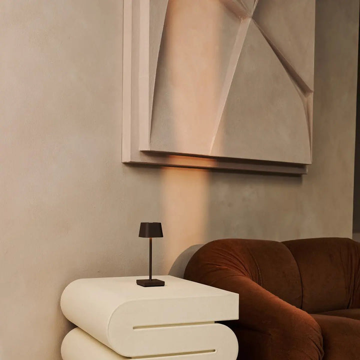 Sarphati Mini Mocha Brown Draadloze tafellamp Perfect voor gastvrijheidsindustrie - Draadloos oplaadbaar via laadstation, dimbare lamp en 3 lichtmodi