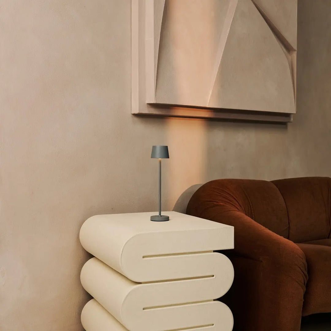 Combi Set Professional – 4 x Vondel Mini Mouse Grey Rechargeable Table Lamps & 1 x Amstel Wireless Charging Station with Q1-Technology – Perfect for Restaurants, Hospitality & Hotels