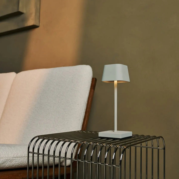 Sarphati Mini Shadow Gray Dordeloze tafellamp perfect voor de horeca -industrie - draadloos oplaadbaar via laadstation, dimbare lamp en 3 lichtmodi