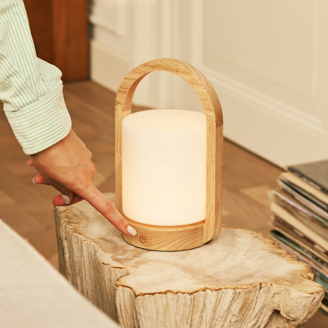 George lichtbruine houten oplaadbare lamp gecombineerd met matglas en een handvat