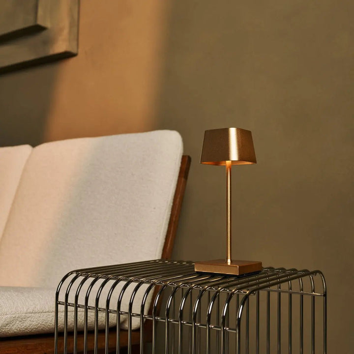 Sarphati Mini Gold draadloze tafellamp perfect voor horeca -industrie - draadloos oplaadbaar via laadstation, dimbare lamp en 3 lichtmodi
