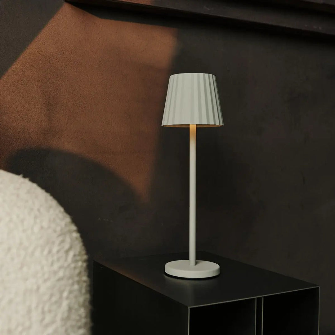 Combi Set Professional-4 X Maya Shadow Gray Oplaadbare tafellampen en 1 x Amstel Wireless Laying Station met Qi-Technology-Perfect voor restaurants, gastvrijheid en hotels