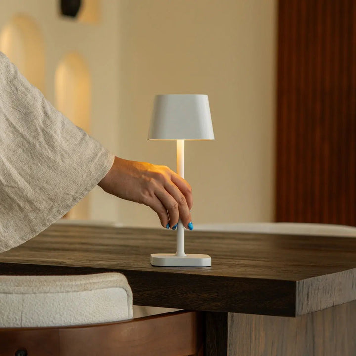 Ava witte oplaadbare tafellamp – stijlvolle, draadloze en dimbare verlichting