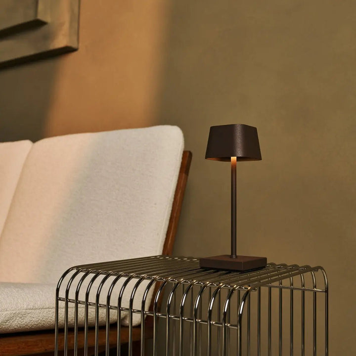 Combi Set Professional-8 X Sarphati Mini Mocha Brown Oplaadbare tafellampen & 1 x Central Station Wireless Laying Station met Qi-Technology-Perfect voor restaurants, gastvrijheid en hotels