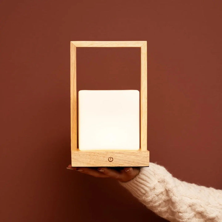 Noah lichtbruine houten oplaadbare tafellamp met glas en houten handgreep