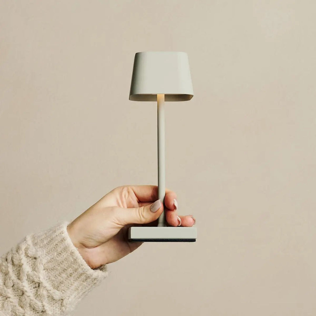 Sarphati Mini Shadow Gray Dordeloze tafellamp perfect voor de horeca -industrie - draadloos oplaadbaar via laadstation, dimbare lamp en 3 lichtmodi