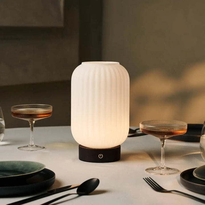Lilly donkerbruin unieke oplaadbare lamp - matglaslamp, houten basis, dimable, 3 lichte modi