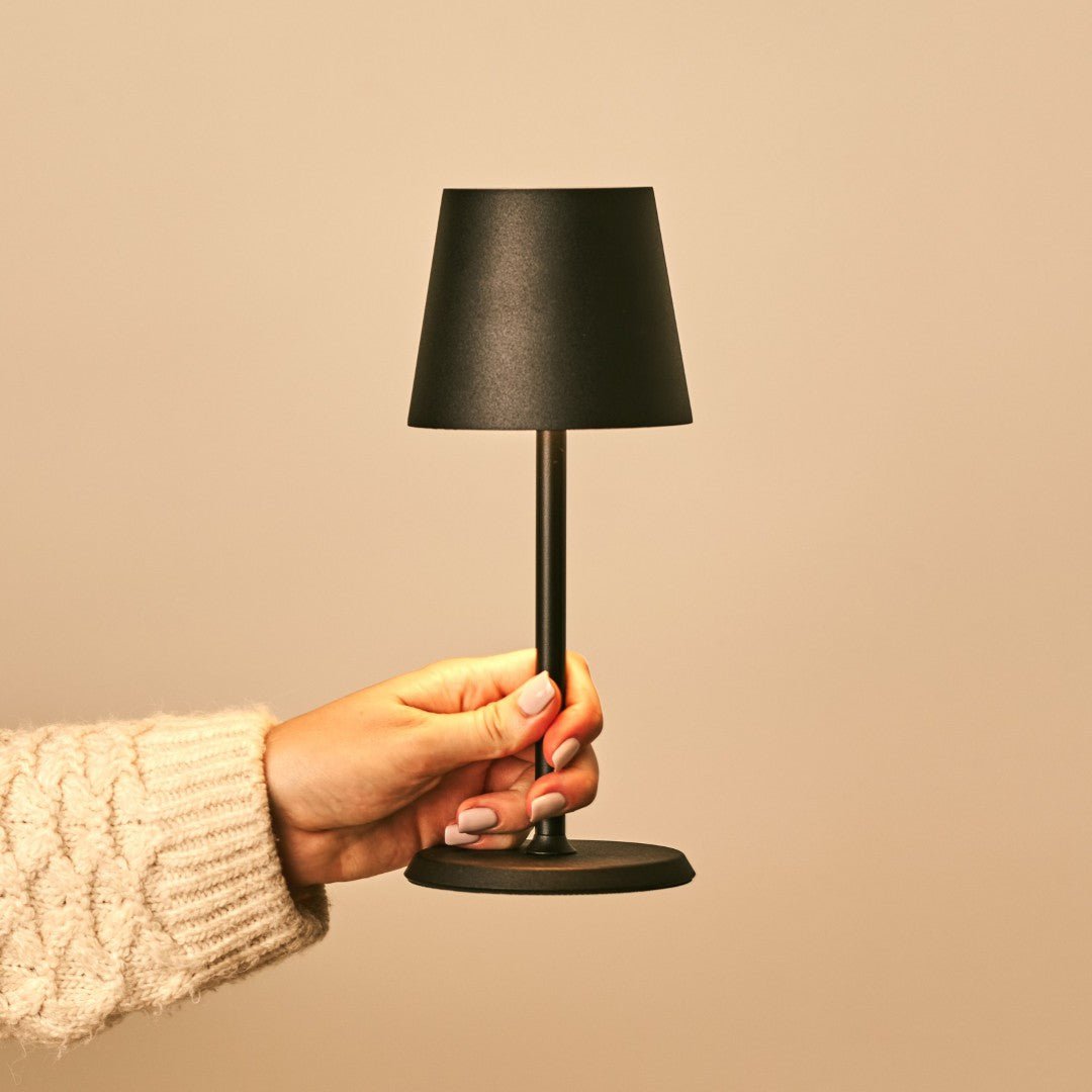 James Black oplaadbare ijzeren tafellamp – draadloos, dimbaar en elegant