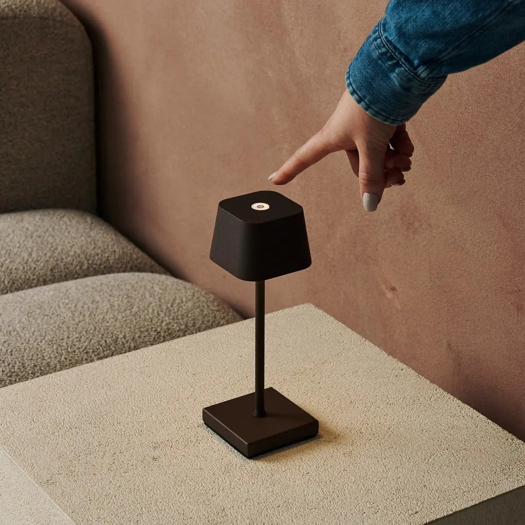 Sarphati Mini Mocha Brown Draadloze tafellamp Perfect voor gastvrijheidsindustrie - Draadloos oplaadbaar via laadstation, dimbare lamp en 3 lichtmodi