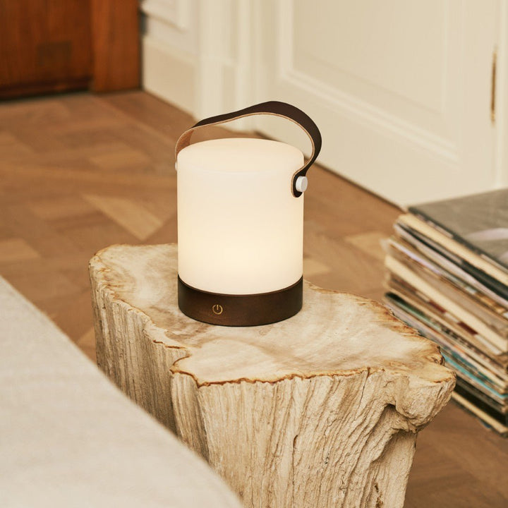 Avery donkerbruine oplaadbare houten tafellamp – draadloos en dimbaar met leren band