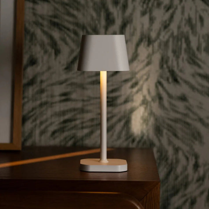 Ava witte oplaadbare tafellamp – stijlvolle, draadloze en dimbare verlichting